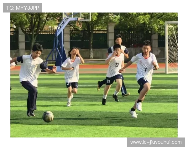 足球场上的梦想与成长 小孩们的激情与未来